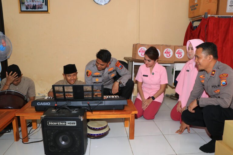 Polisi Peduli, Kapolres Ngawi bersama Bhayangkari Kunjungi Panti Tunanetra