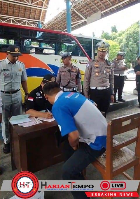 SATLANTAS POLRESTA BANYUWANGI GELAR INSPEKSI BUS DI TERMINAL SRI TANJUNG
