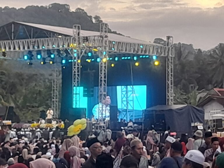 Polresta Banyuwangi terjunkan personel Pengamanan; Khidmat dan Meriah Ribuan Warga Hadiri Pengajian Akbar “Banyuwangi Bersholawat” di Glenmore