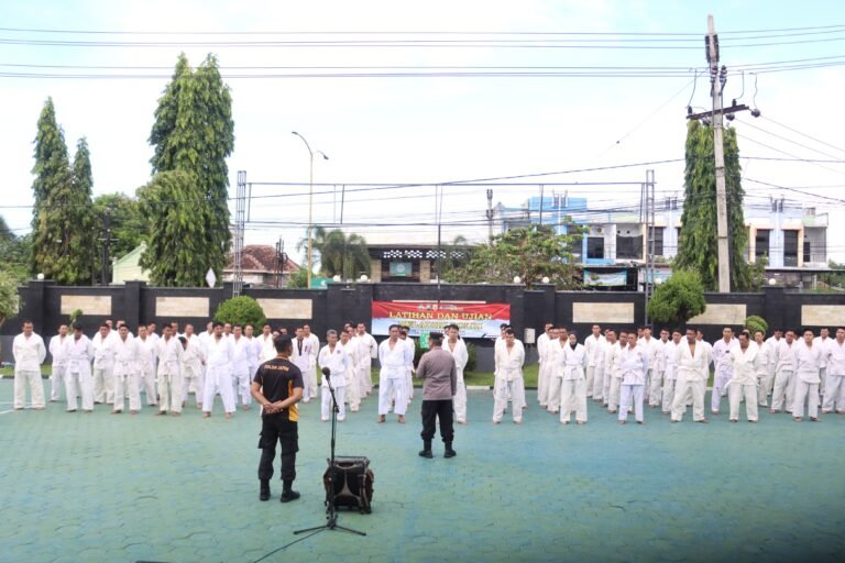 Tingkatkan Kesiapan di Lapangan, Polresta Banyuwangi Gelar Latihan Bela Diri Rutin