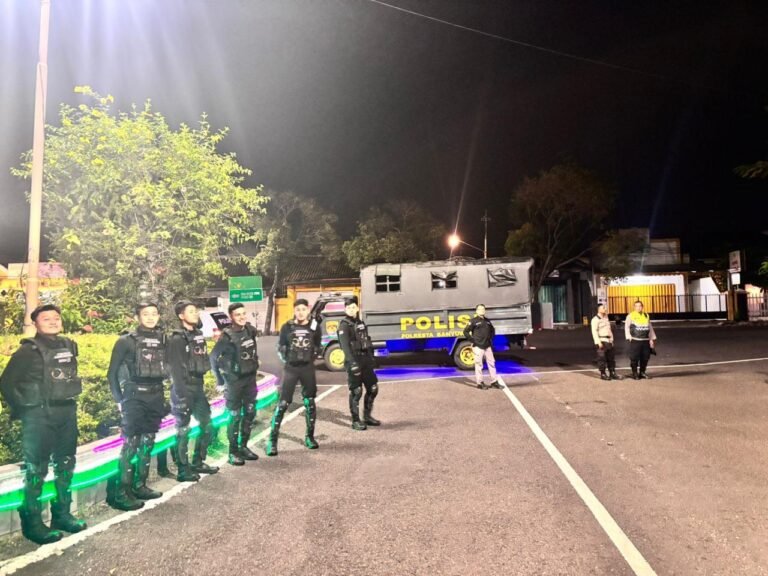 Polresta Banyuwangi Gencarkan Patroli Skala Besar di Tengah Hujan, Amankan Titik Rawan Malam Hari