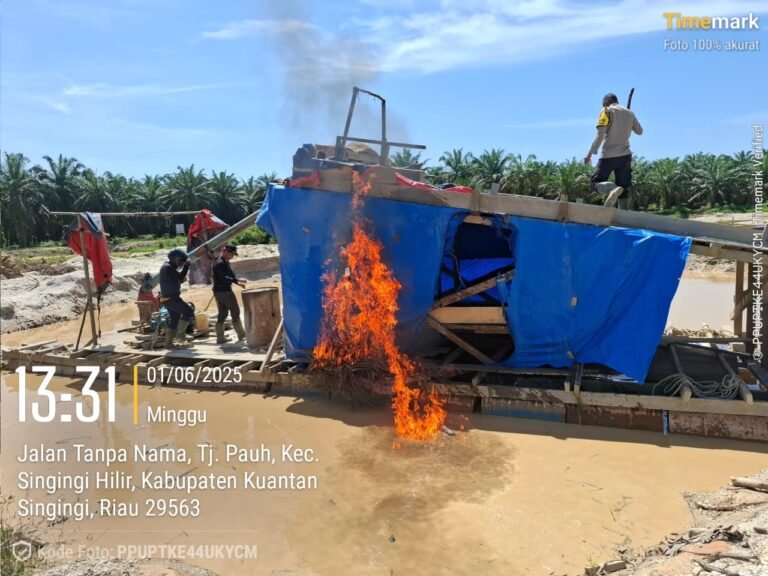 Empat Rakit PETI Dimusnahkan, Polsek Singingi Hilir Tegaskan Tak Ada Tempat bagi Penambang Ilegal
