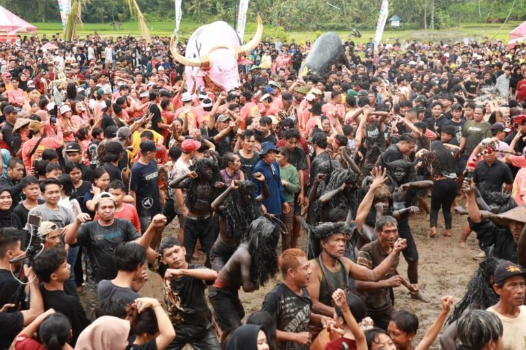 Ribuan Orang Ramaikan Ritual Adat Keboan Aliyan Banyuwangi