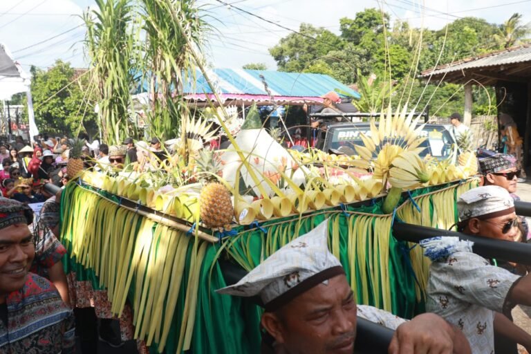 Beragam Tumpeng Hasil Pertanian Disuguhkan di Tradisi Takir Sewu Banyuwangi