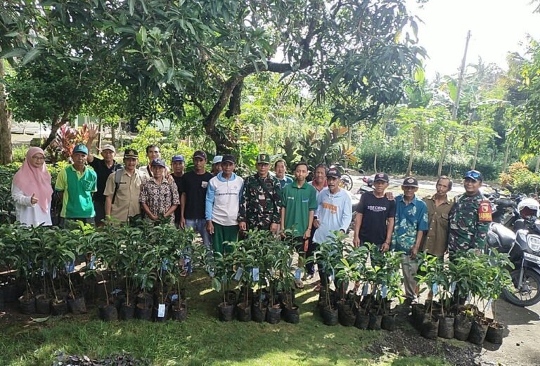 Babinsa Produktif dan PPL Desa Jajag Bersinergi Dalam Kegiatan Penanaman Pohon Alpukat Untuk Ketahanan Pangan