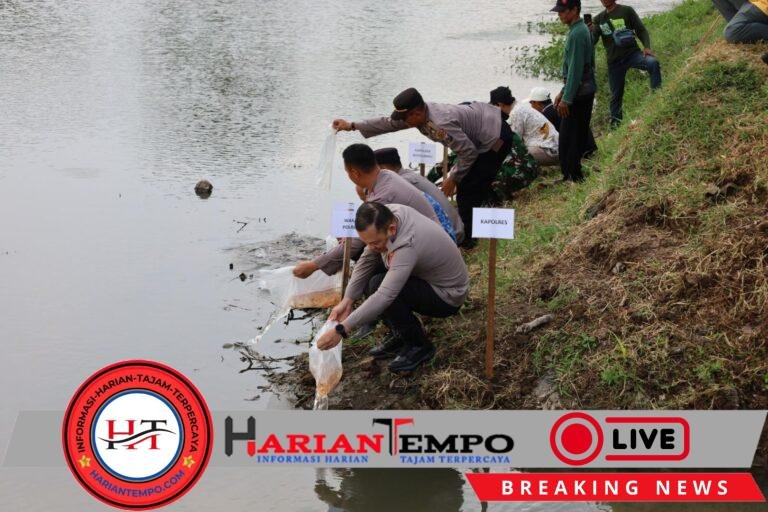 Jaga Ekosistem Sungai Polres Tulungagung Tebar 5.000 Benih Ikan Tombro di Boyolangu