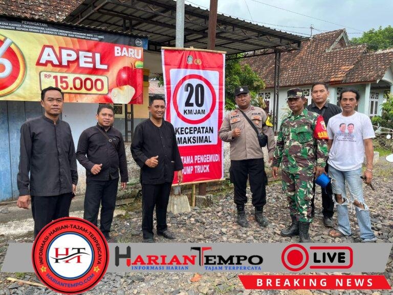 Babinsa Tambong Dampingi Kades Pasang Bener Himbauan Antisipasi Pencurian dan Batas Kecepatan Pengguna Jalan