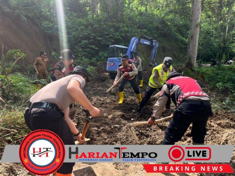 Polres Batu Terjunkan Puluhan Personel Tangani Longsor di Ngantang, Akses Malang – Blitar Kembali Lancar