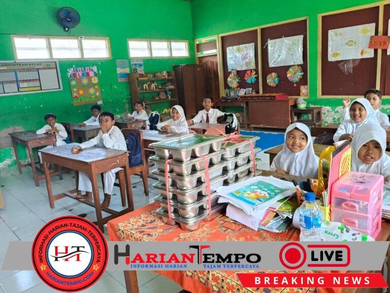 Senyum Ceria Pelajar Sambut Makan Bergizi Gratis dari Polres Ngawi