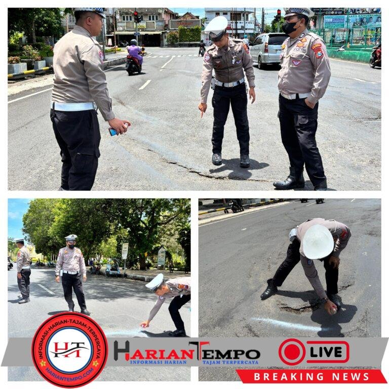 Jalan Rusak Depan Masjid Baiturahman Banyuwangi Nyaris Minta Tumbal